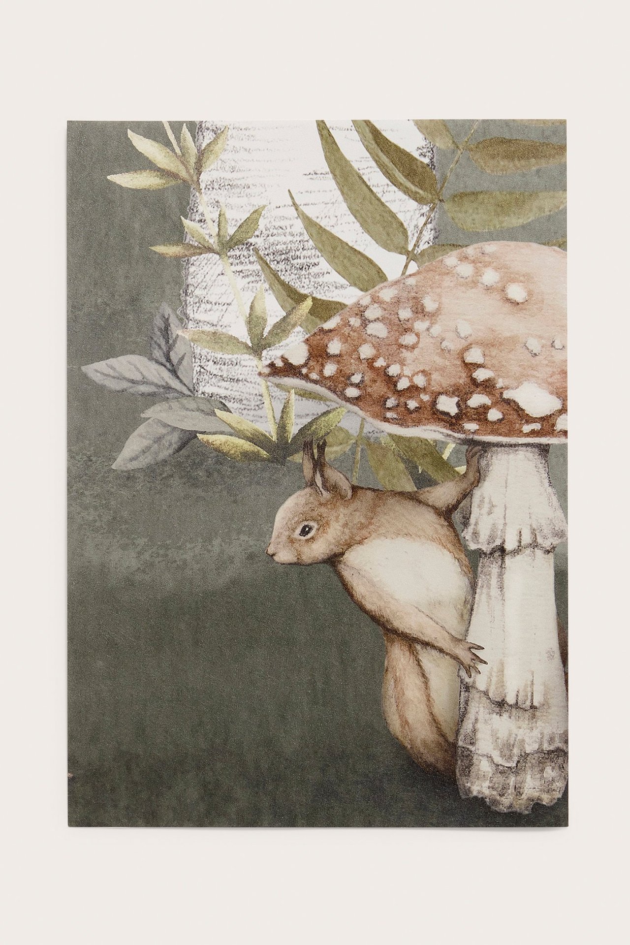 Nahaufnahme einer grünen Tiermuster-Tapetenprobe, die ein Eichhörnchen auf einem gefleckten Pilz nahe einem Baum zeigt.