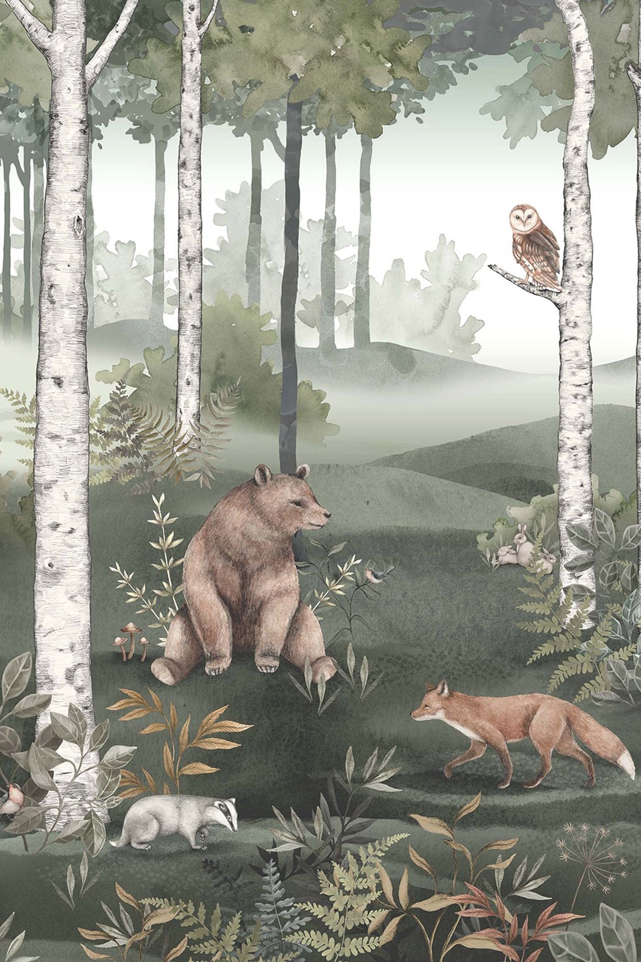 Grüne Tapetenwand mit Tiermuster, das einen Wald mit Bär, Fuchs, Dachs und Eule zeigt.