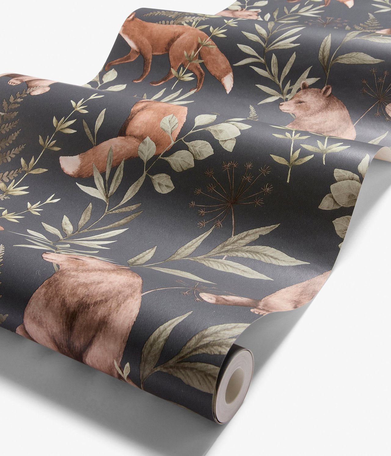 Nahaufnahme einer dunkelblauen Tapetenrolle mit braunen Bären, Füchsen und grünen Blättern.