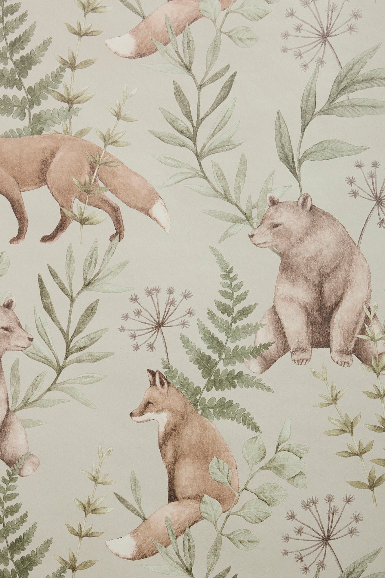 Nahaufnahme beigefarbener Tapete mit braunen Bären, roten Füchsen und grünem Waldpflanzenmuster.