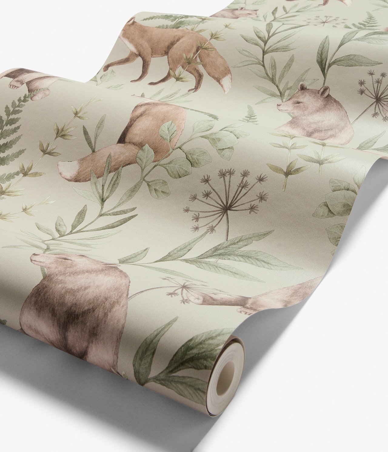 Nahaufnahme beiger Tapete mit Muster aus braunen Bären, roten Füchsen und grünen Waldpflanzen.