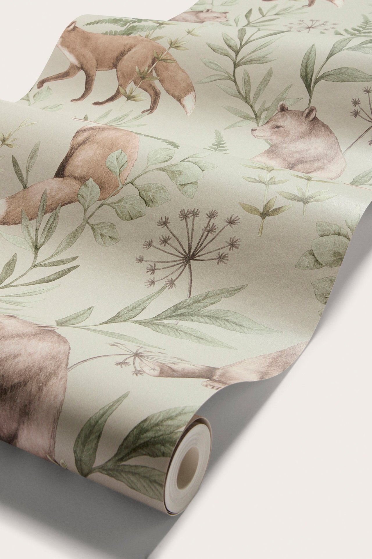 Nahaufnahme beiger Vliestapete mit Muster aus braunen Bären, roten Füchsen und grünen Pflanzen.