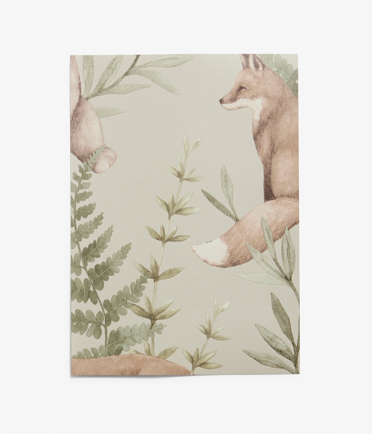 Nahaufnahme einer beigen Tapetenprobe mit Waldtiermuster, die einen Fuchs und grüne Blätter zeigt.