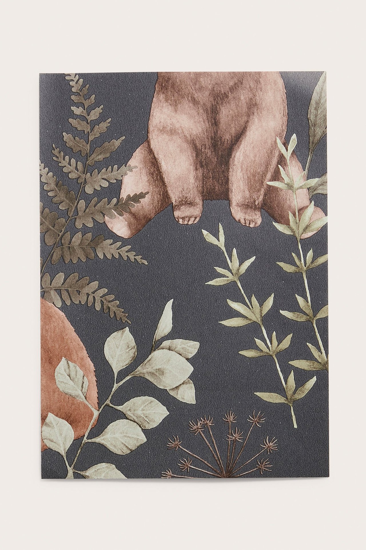 Nahaufnahme einer dunkelblauen Vlies-Tapetenprobe mit braunem Bären- und Waldmuster.