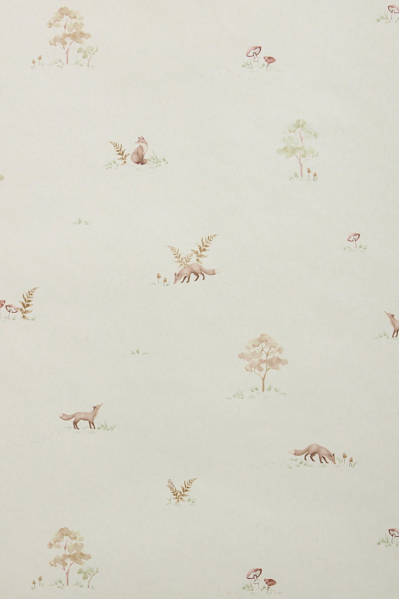 Beige Tapete mit einem Muster aus kleinen braunen Füchsen, Bäumen und Pilzen.