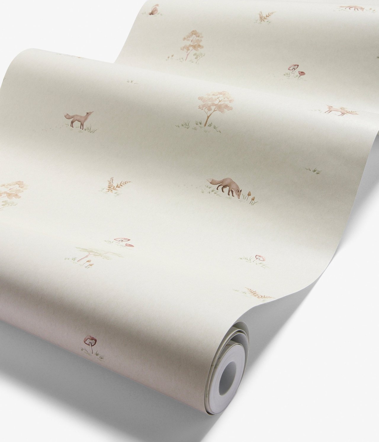 Nahaufnahme einer Rolle beiger Tapete mit einem Muster aus kleinen Füchsen und Bäumen.