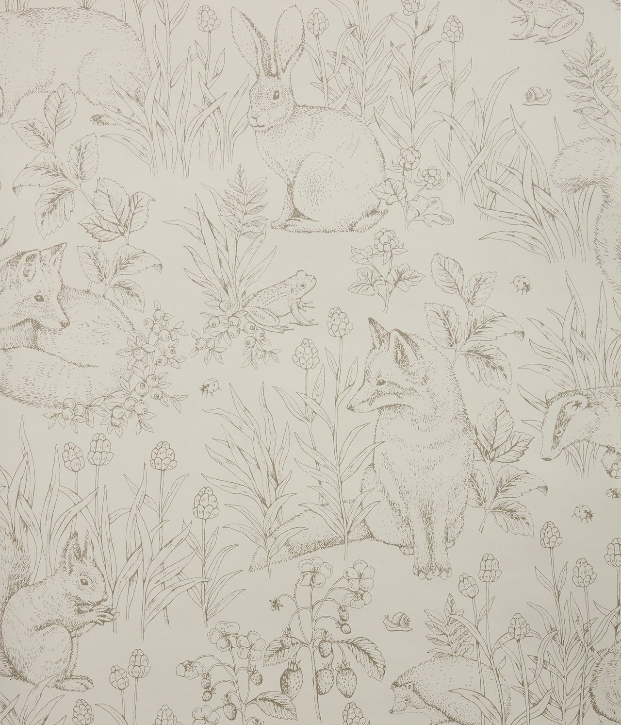 Nahaufnahme beiger Vliestapete mit detailliertem Waldmuster, das Kaninchen, Füchse, Eichhörnchen und Pflanzen zeigt.