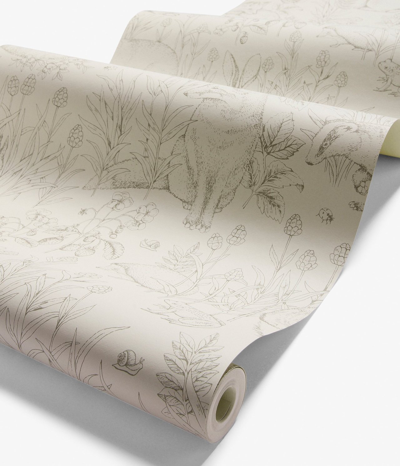 Nahaufnahme einer beigen Vliestapetenrolle mit detailliertem Waldtier- und Pflanzenmuster.