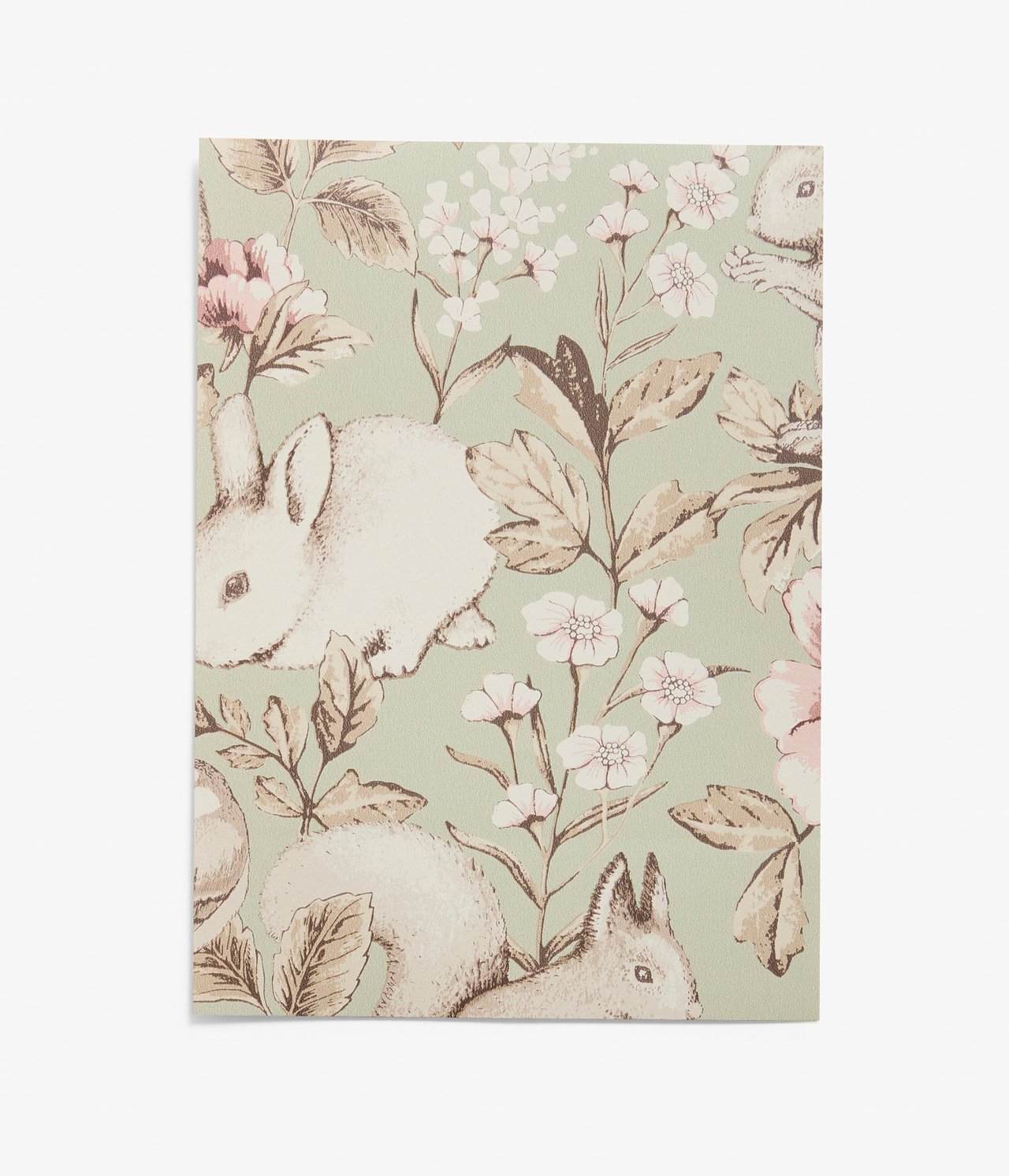 Vorderansicht eines grünen Tapetenmusters mit weißen Hasen, Eichhörnchen und rosa-weißen Blumen.