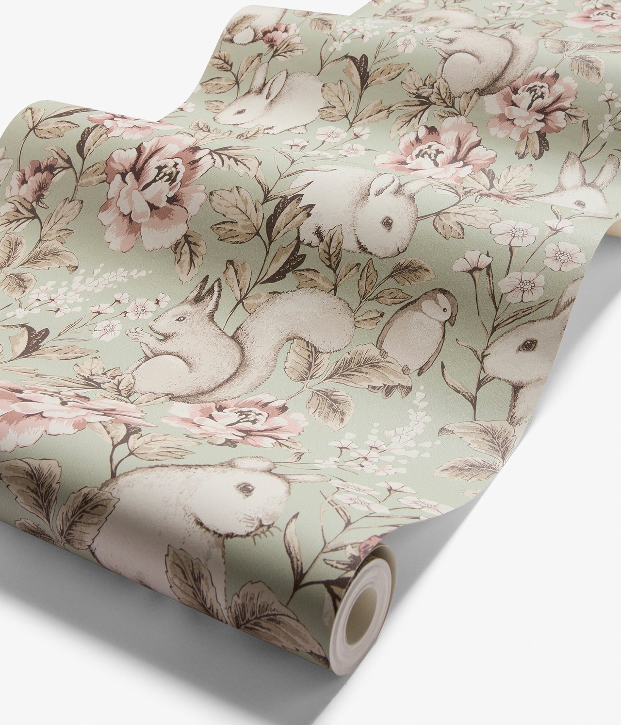 Nahaufnahme einer grünen Vliestapetenrolle mit Muster aus Kaninchen, Eichhörnchen, Vögeln und rosa Blumen.