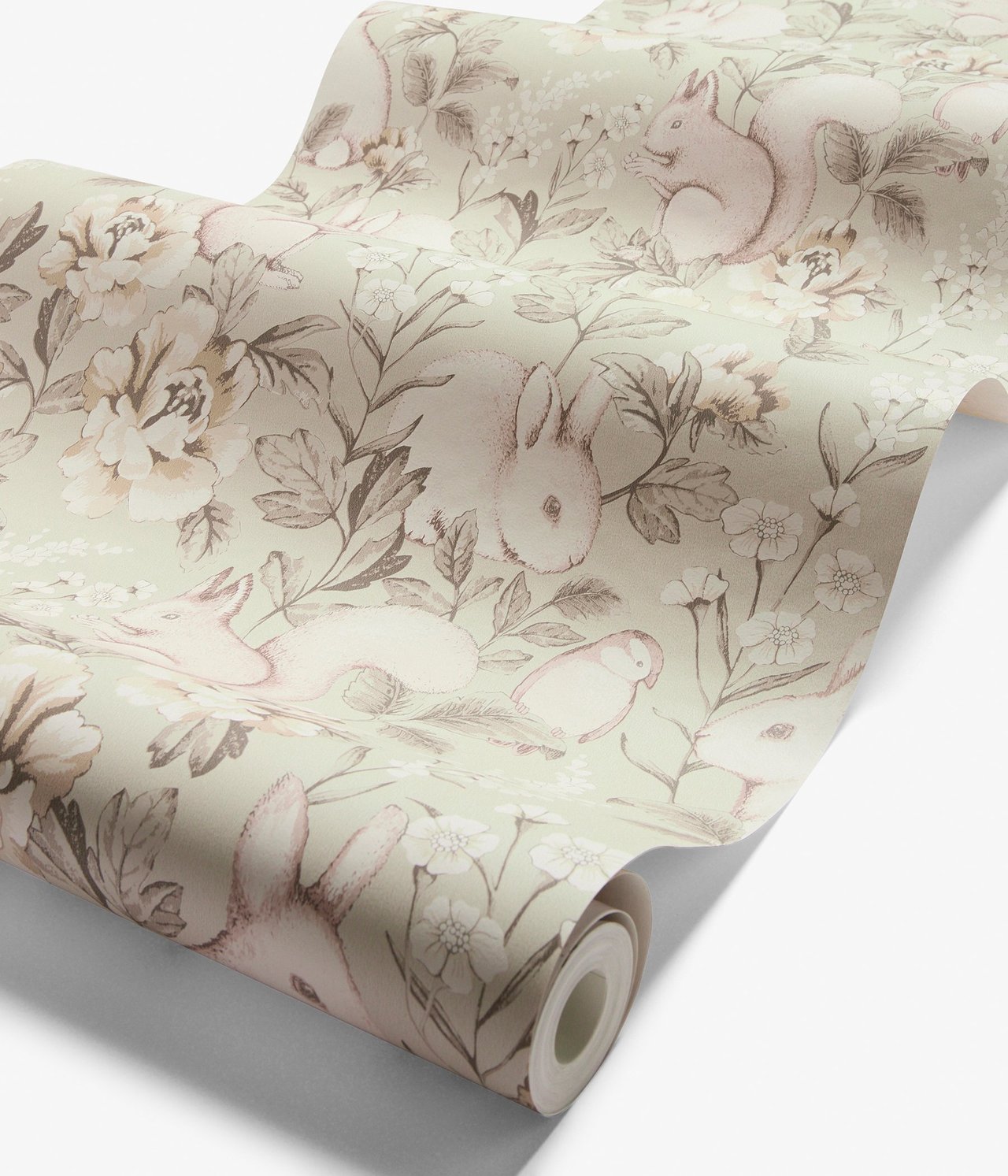 Nahaufnahme einer beigen Tapetenrolle mit Waldmuster aus rosa Kaninchen, Eichhörnchen und Blumen.