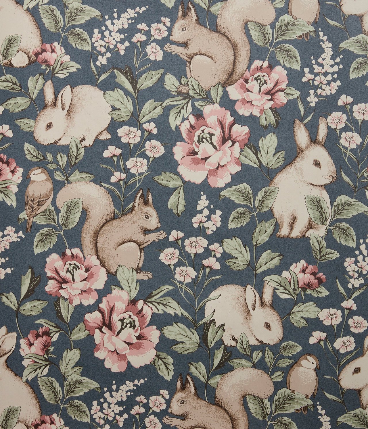 Nahaufnahme blauer gemusterter Vliestapete mit beigen Eichhörnchen, Kaninchen, Vögeln und rosa Blumen.