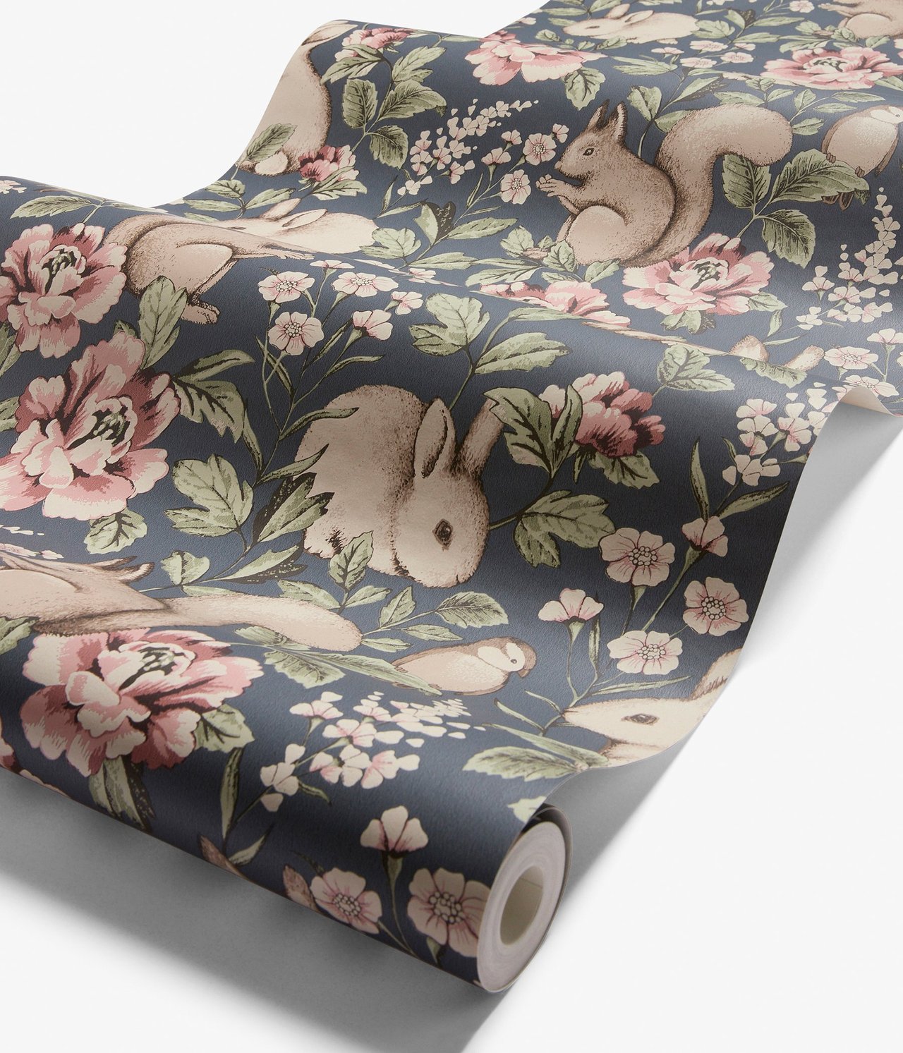 Nahaufnahme einer blauen Tapetenrolle mit Muster aus rosa Blumen, Kaninchen und Eichhörnchen.