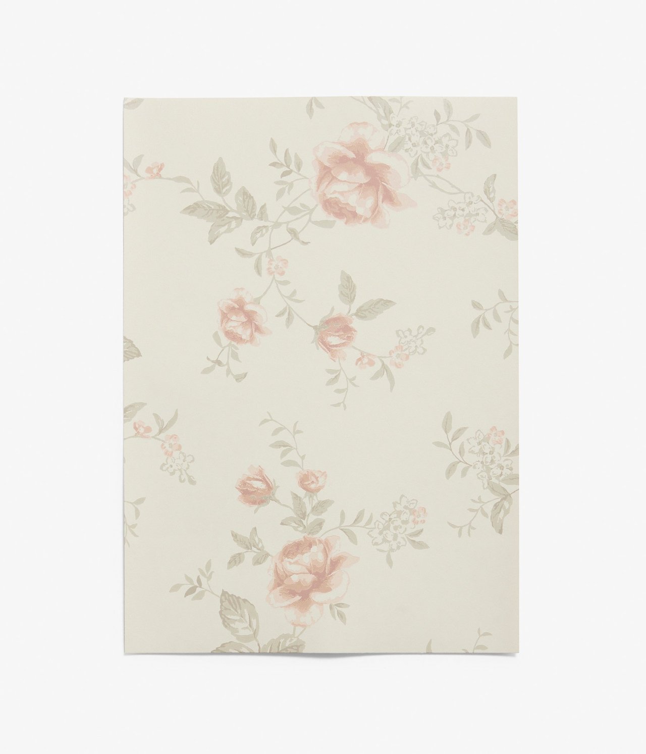 Nahaufnahme einer beigen Vliestapetenprobe mit rosa Blumenmuster und Rosen.
