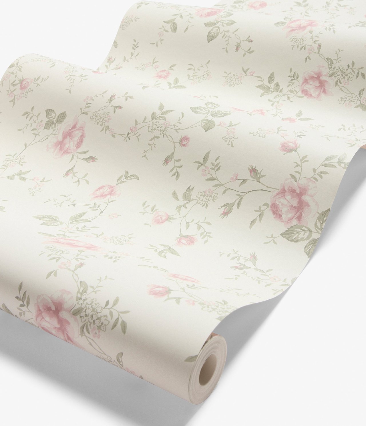 Nahaufnahme einer Rolle weißer Blumentapete mit hellrosa Rosen und graugrünen Blättern.