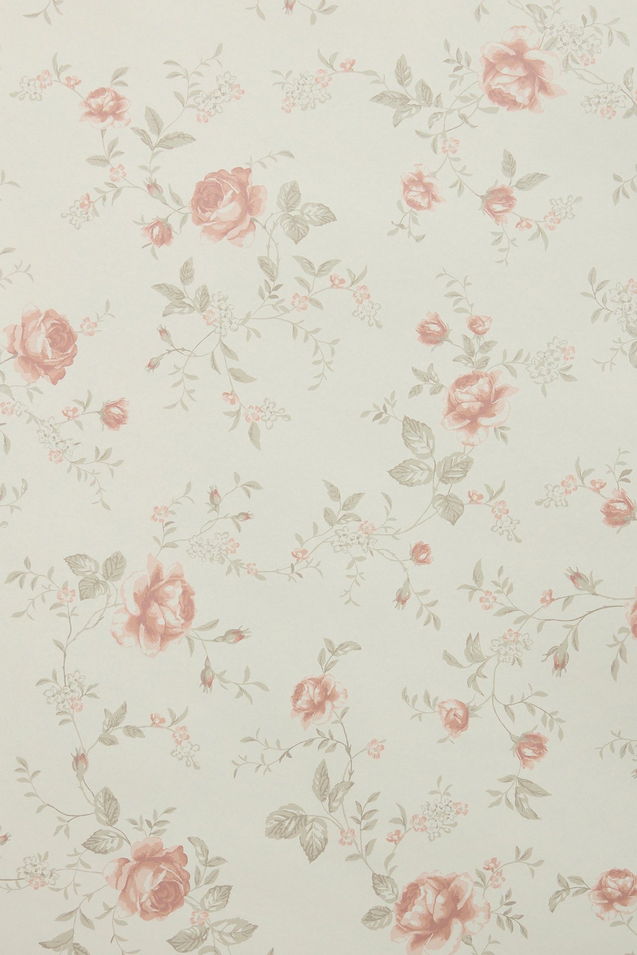 Beigefarbene Papiertapete mit Blumenmuster aus rosa Rosen und graugrünen Blättern.