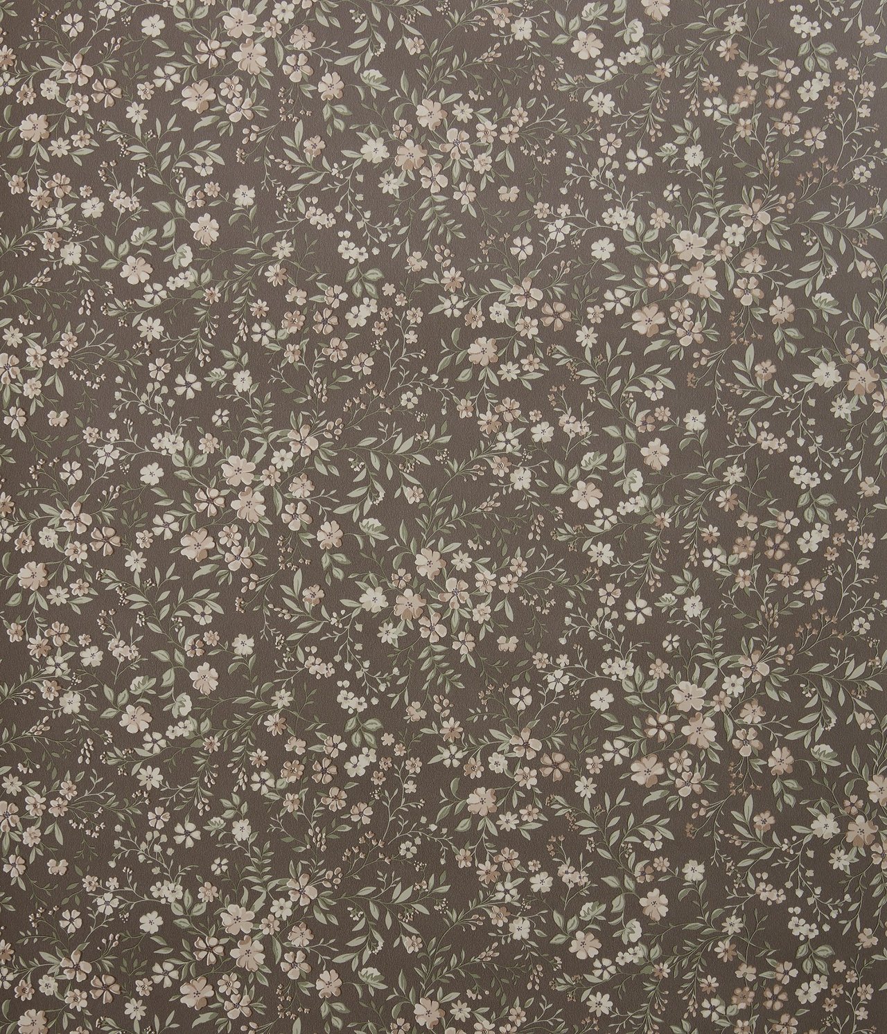 Nahaufnahme einer braunen Tapete mit kleinem Blumenmuster aus hellrosa und weißen Blüten und grünen Blättern.