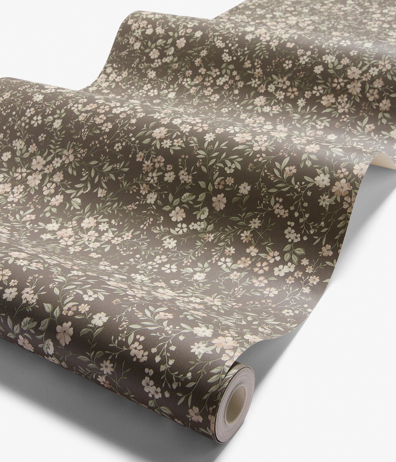 Nahaufnahme einer braunen Papiertapetenrolle mit kleinem hellem Blumenmuster.