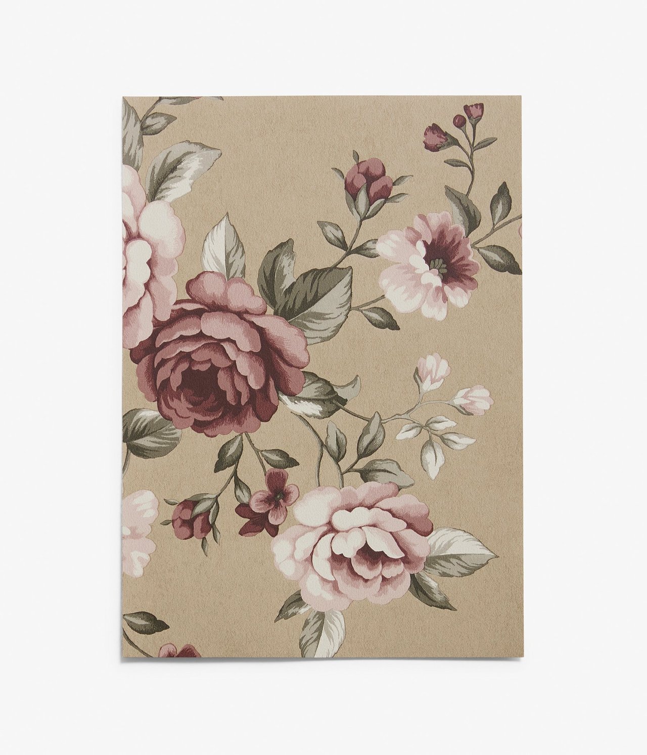 Vorderansicht: hellbraune florale Tapetenprobe mit rosa und bordeauxfarbenen Blüten und grünen Blättern.