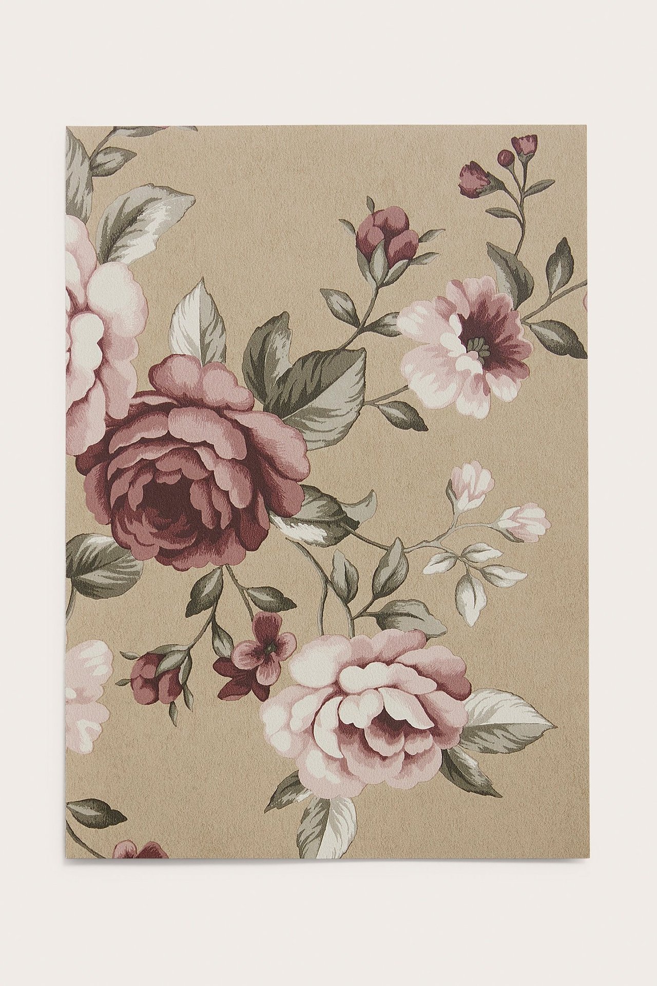 Vorderansicht einer hellbraunen Vliestapetenprobe mit floralem Muster aus rosa und weinroten Rosen.