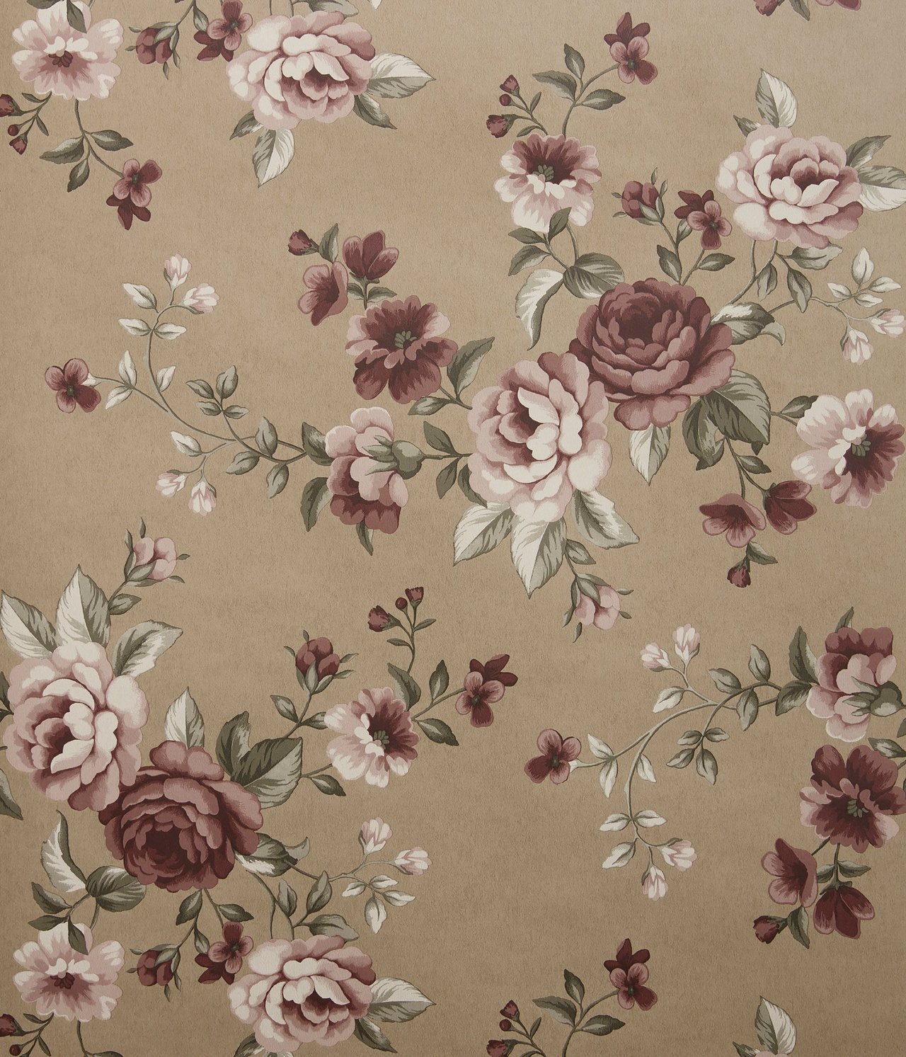 Nahaufnahme einer hellbraunen Blumentapete mit rosa und weinroten Blüten und grünen Blättern.