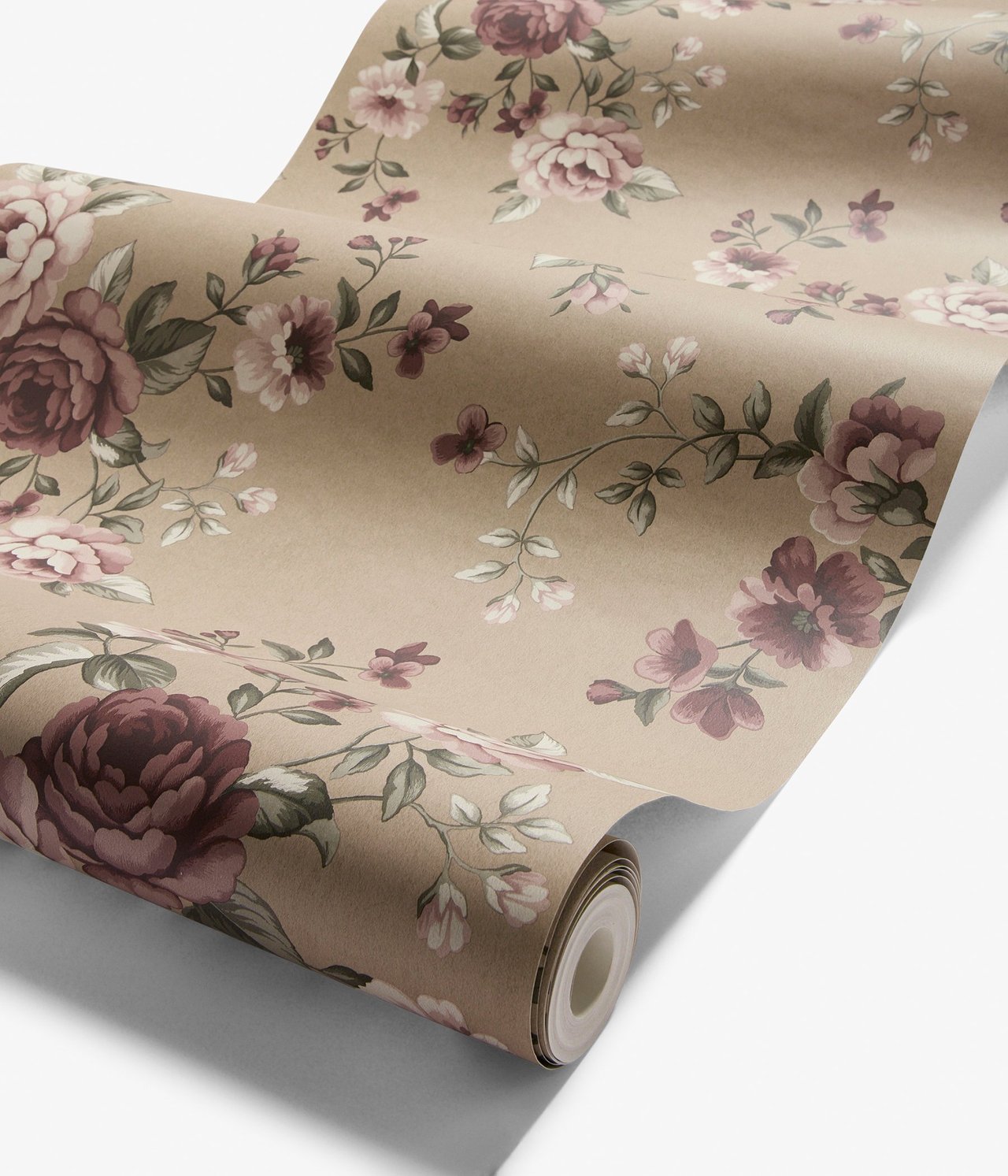 Nahaufnahme einer teilweise ausgerollten hellbraunen Vliestapete mit rosa und weinrotem Blumenmuster.