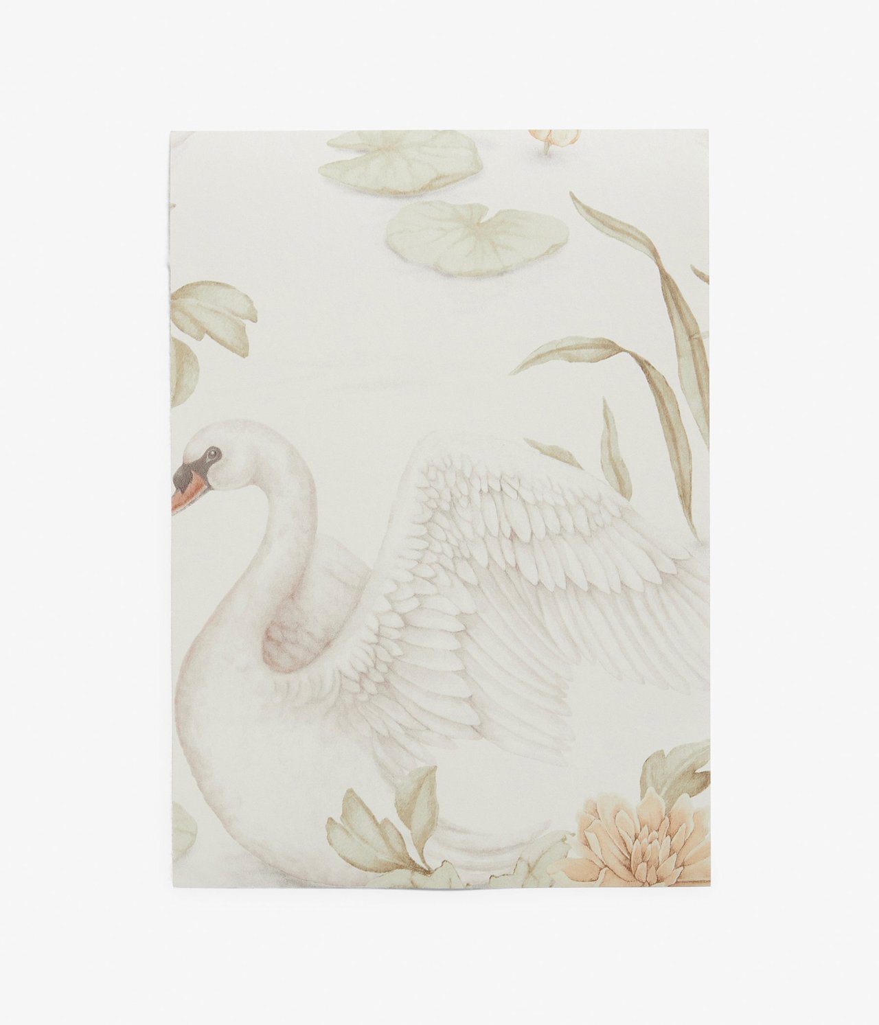 Nahaufnahme einer weißen Papiertapetenprobe mit detailliertem Schwan-, Seerosen- und Blumenmuster.