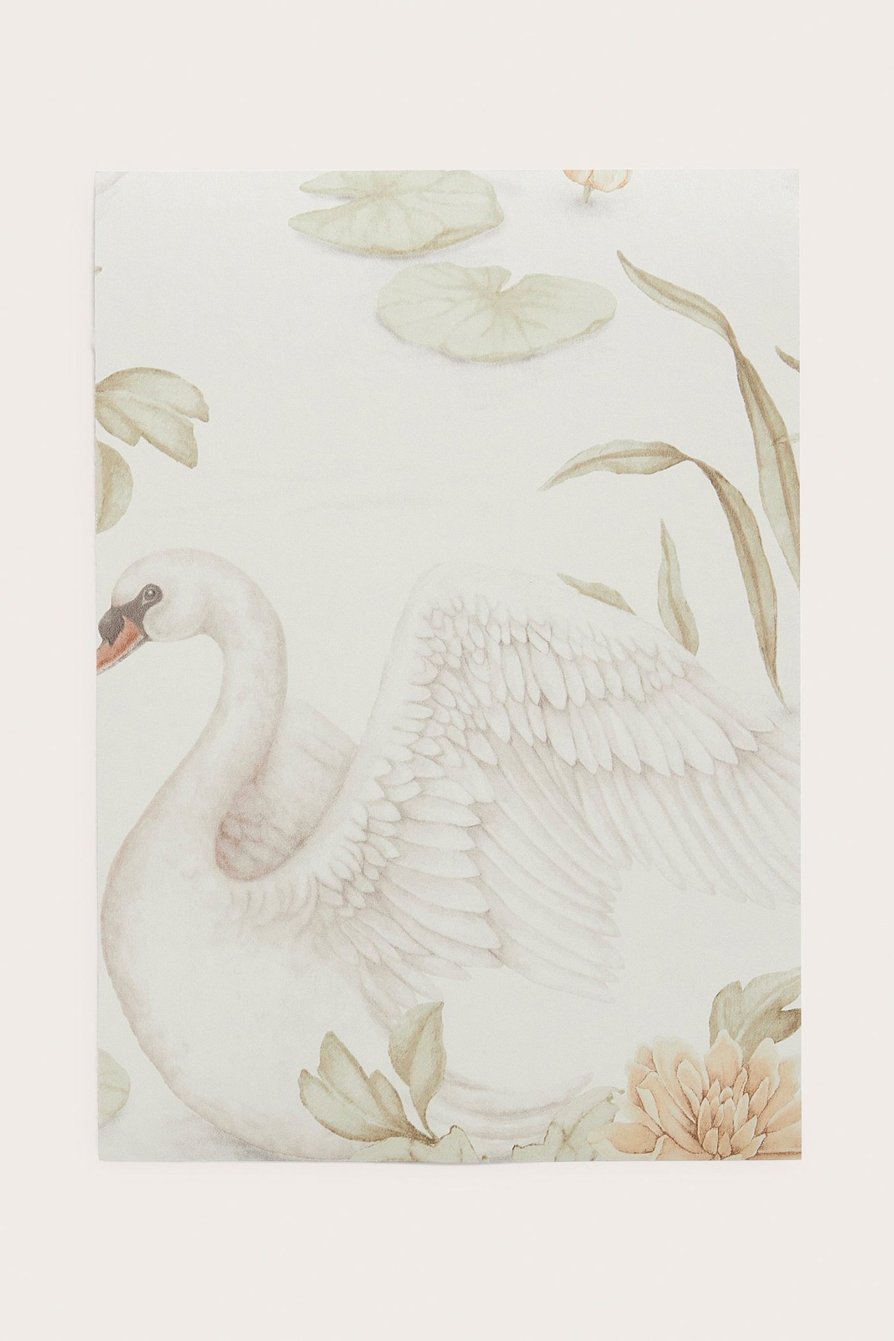 Nahaufnahme eines weißen Papiertapetentests mit detailliertem Schwan-, Seerosen- und Pflanzenmuster.