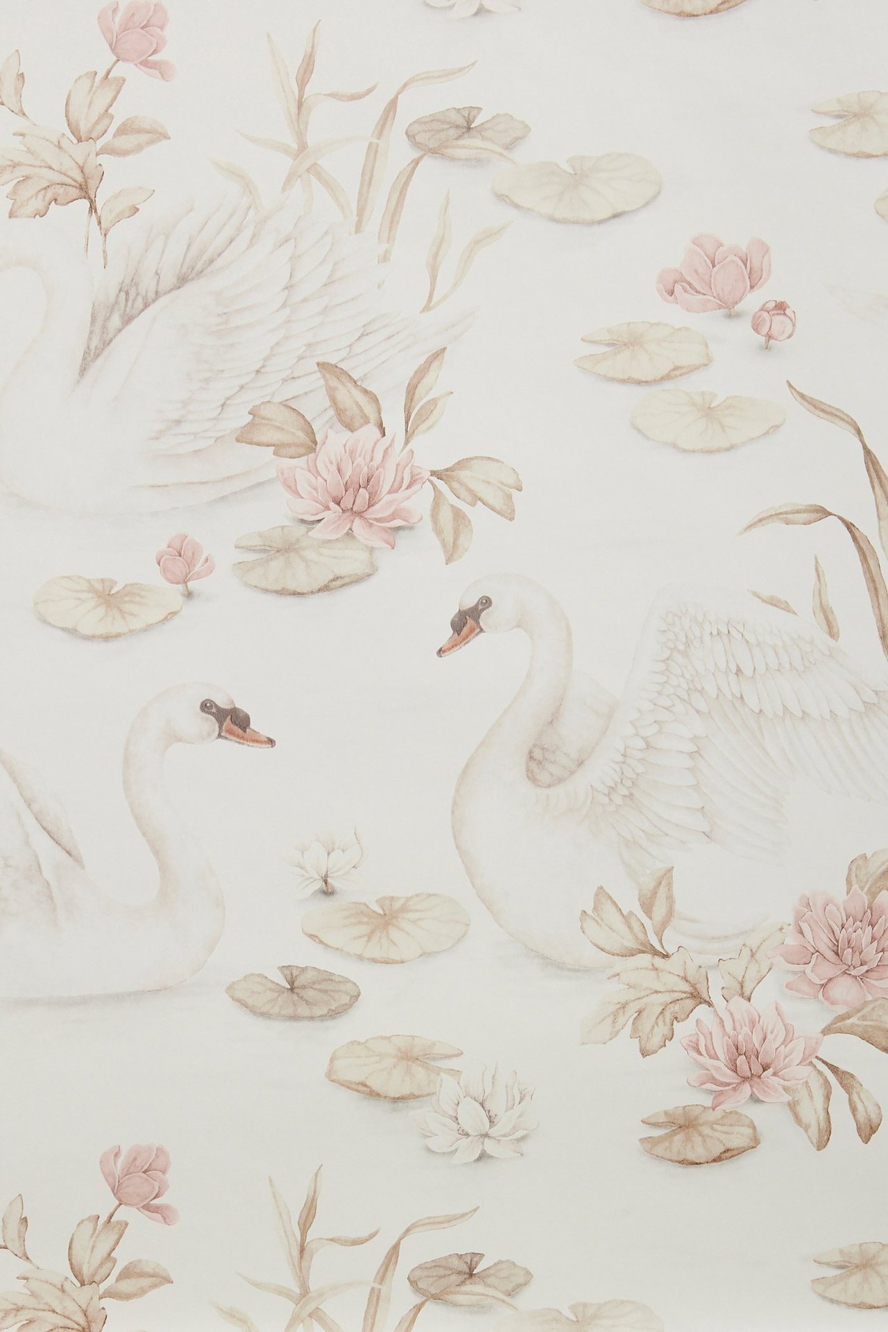 Nahaufnahme einer beigefarbenen Mustertapete mit weißen Schwänen, rosa Seerosen und hellbraunen Blättern.