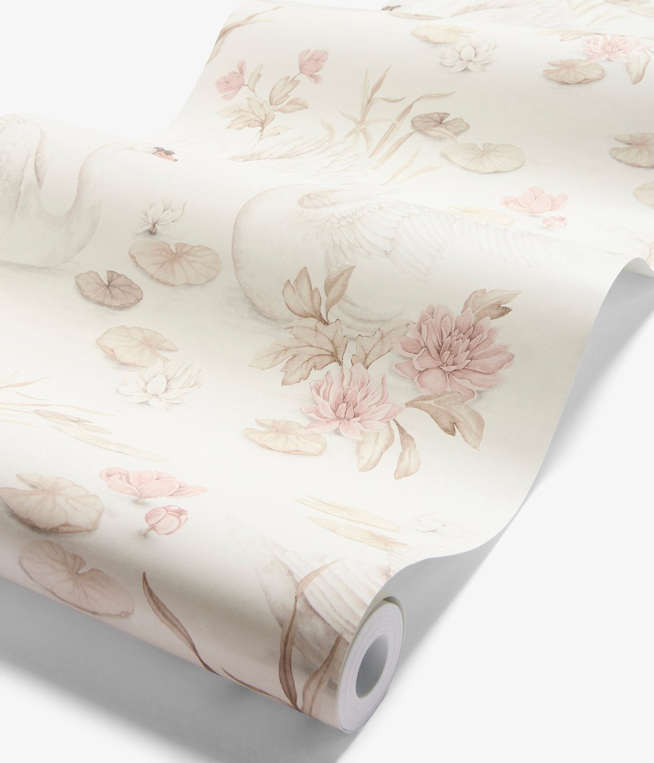 Nahaufnahme einer beigen Tapetenrolle mit Schwan- und rosa Seerosenmuster.