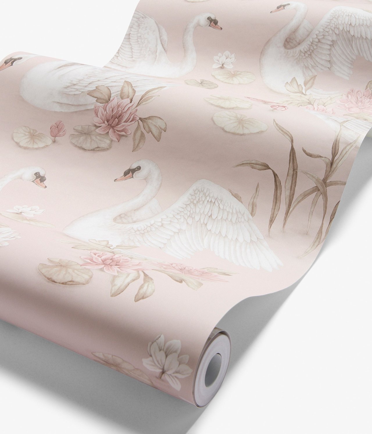 Nahaufnahme einer teilweise ausgerollten hellrosa Tapete mit weißem Schwan- und rosa Seerosenmuster.