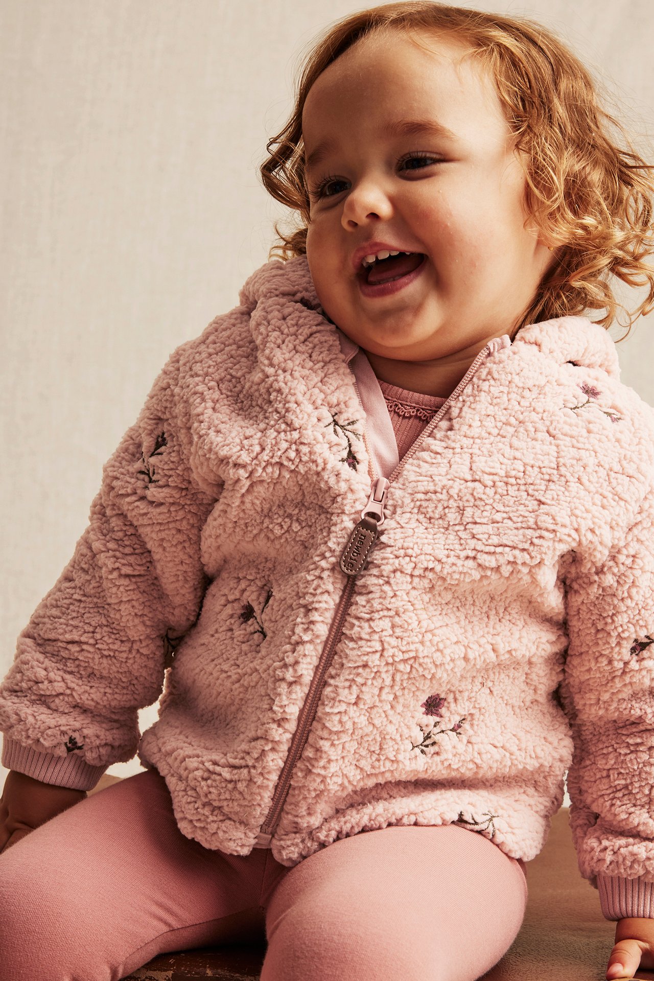 Jacke aus Bouclé mit Blumenstickerei - Rosa - 2