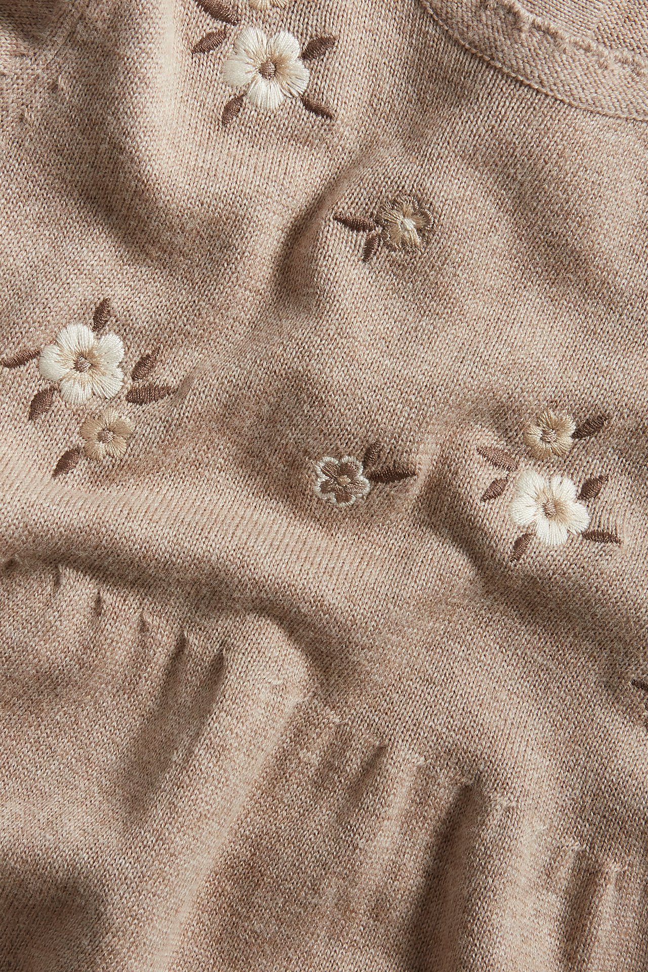 Fein gestricktes Kleid mit Blumenstickerei - Braun meliert - 1