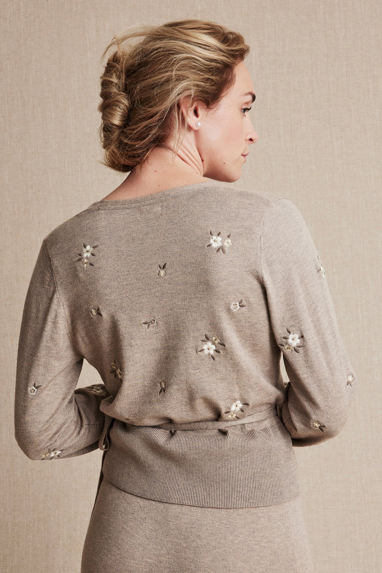 Women's wrap cardigan with floral embroidery