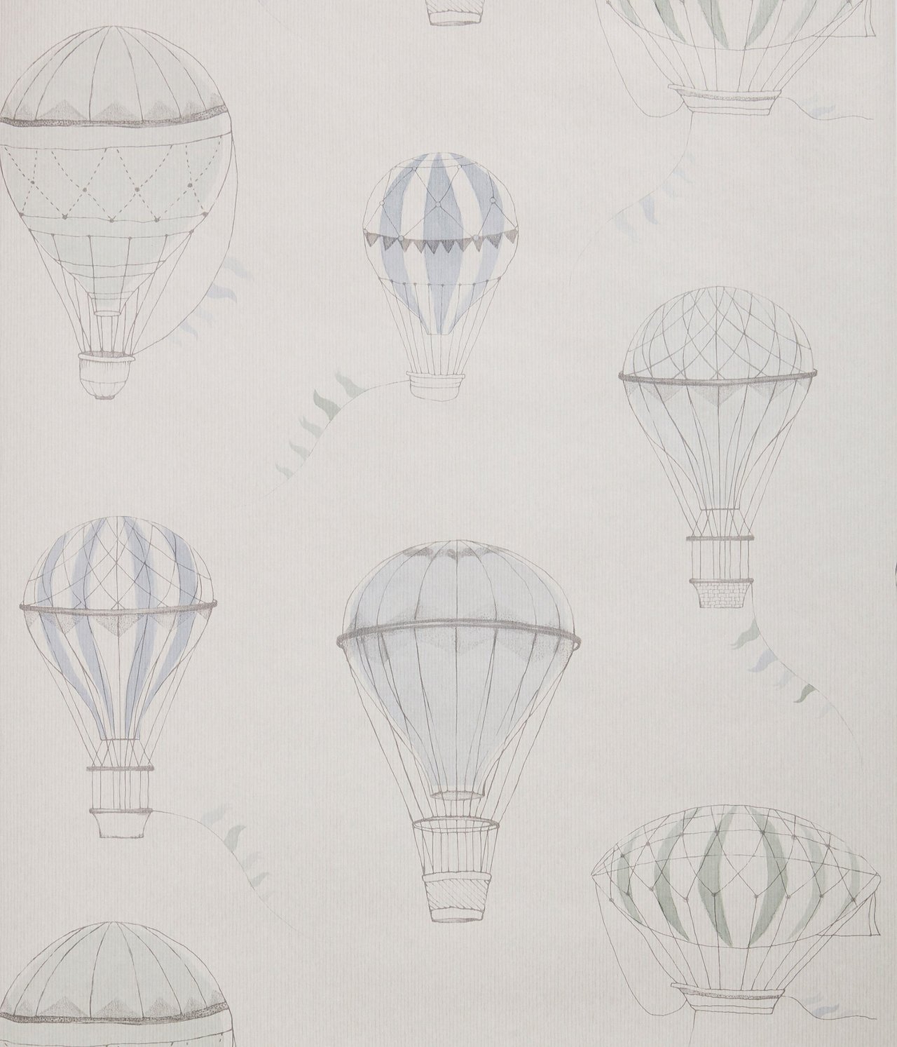 Nahaufnahme hellgrau-beiger Tapete mit Muster aus blauen, grünen und grauen Heißluftballons.