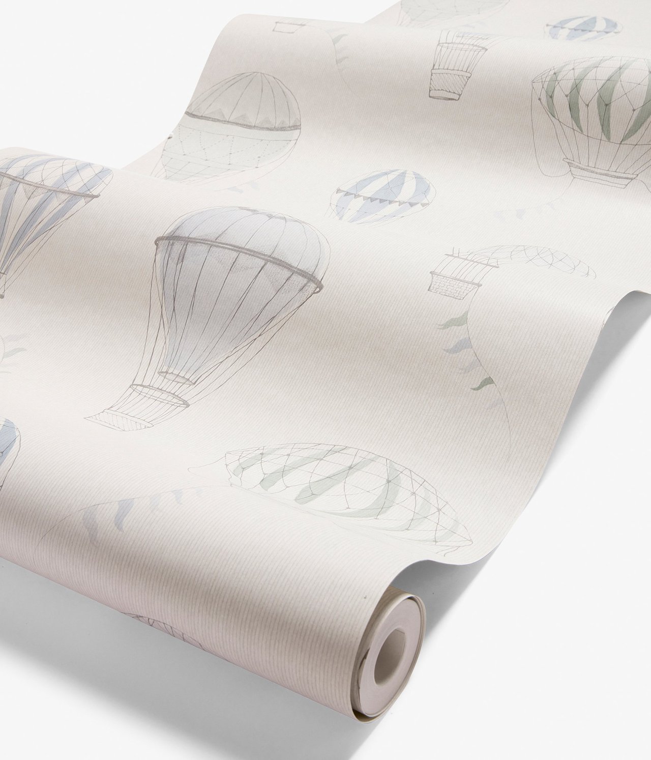 Nahaufnahme einer gerollten graubeigen Tapete mit blauem, grünem und grauem Heißluftballonmuster.