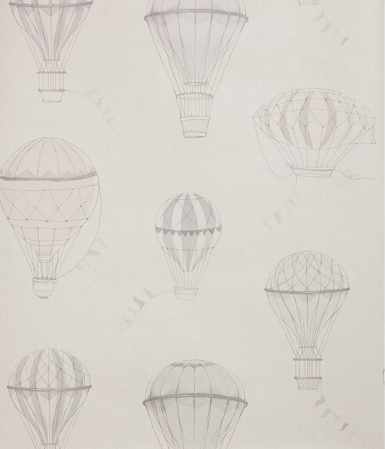 Gesamtansicht beiger Tapete mit Muster aus grauen und beigen Heißluftballons und kleinen Flaggen.
