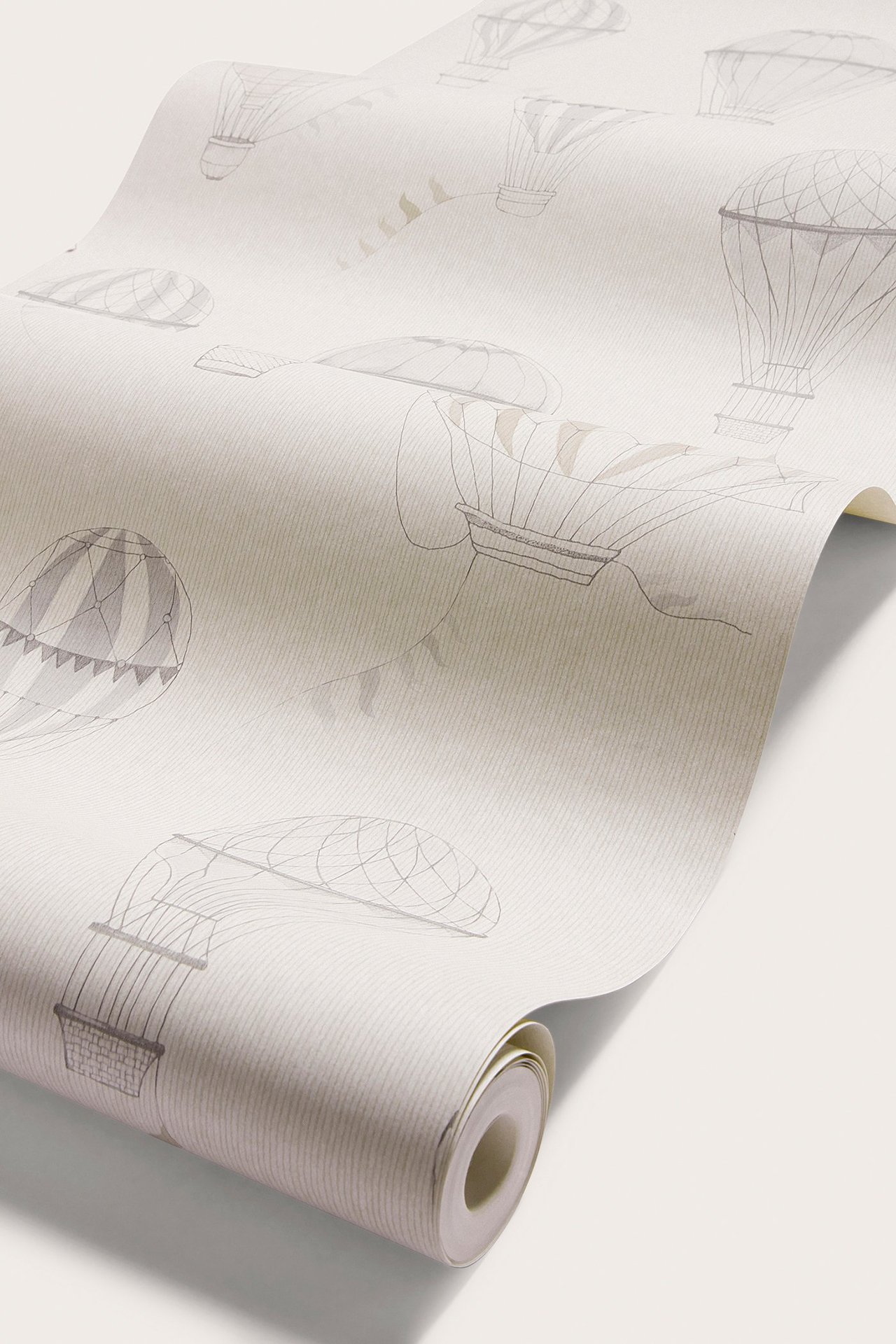 Nahaufnahme einer beigen Vlies-Tapetenrolle mit grauem und beigem Heißluftballonmuster, mit dünnen hellgrauen Linien.