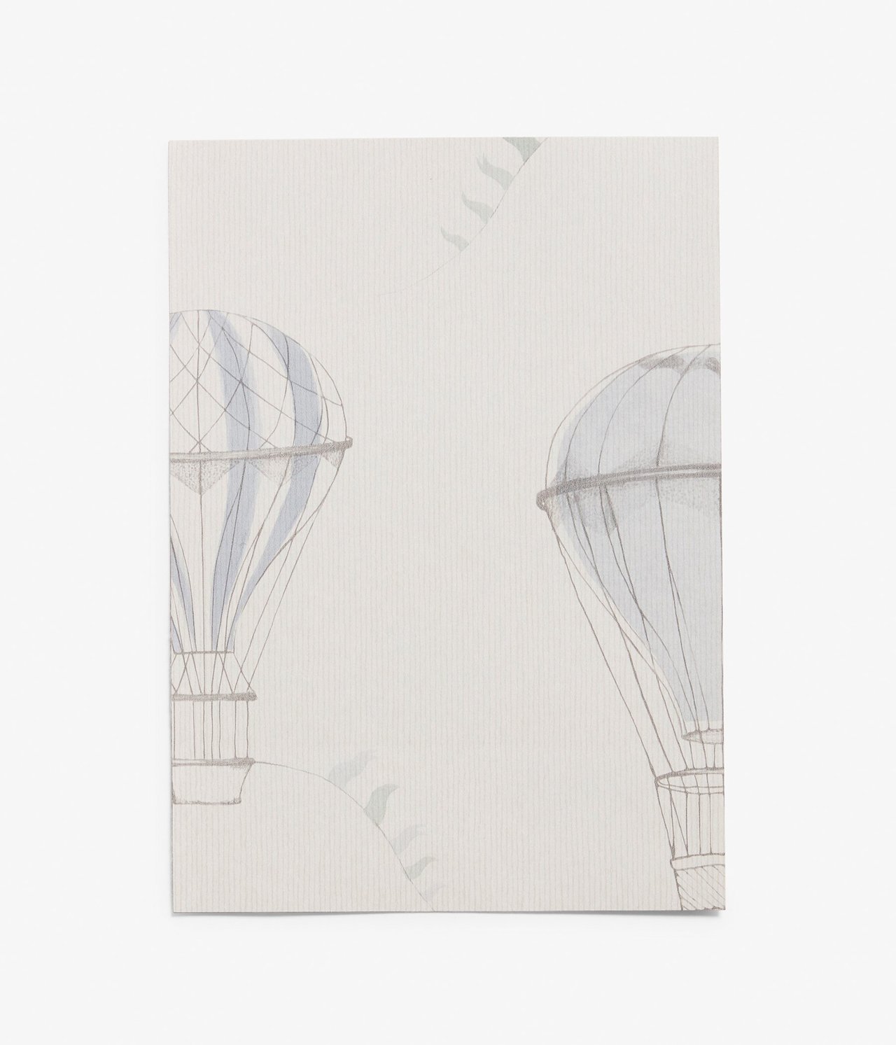 Vorderansicht eines hellgrauen Tapetenmusters mit hellblauem Heißluftballonmuster.