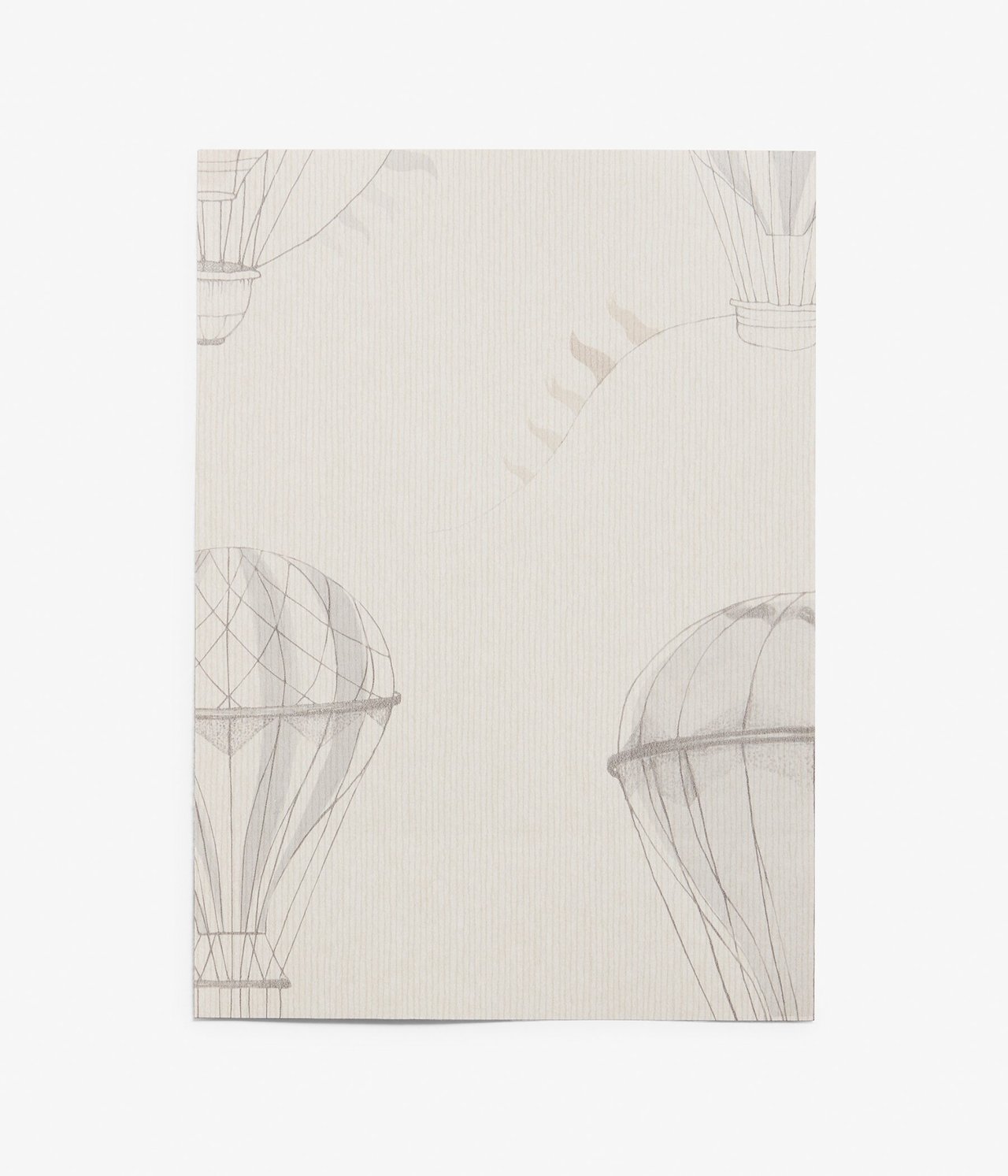 Vorderansicht einer beigen Vliestapetenprobe mit grauem Heißluftballonmuster.