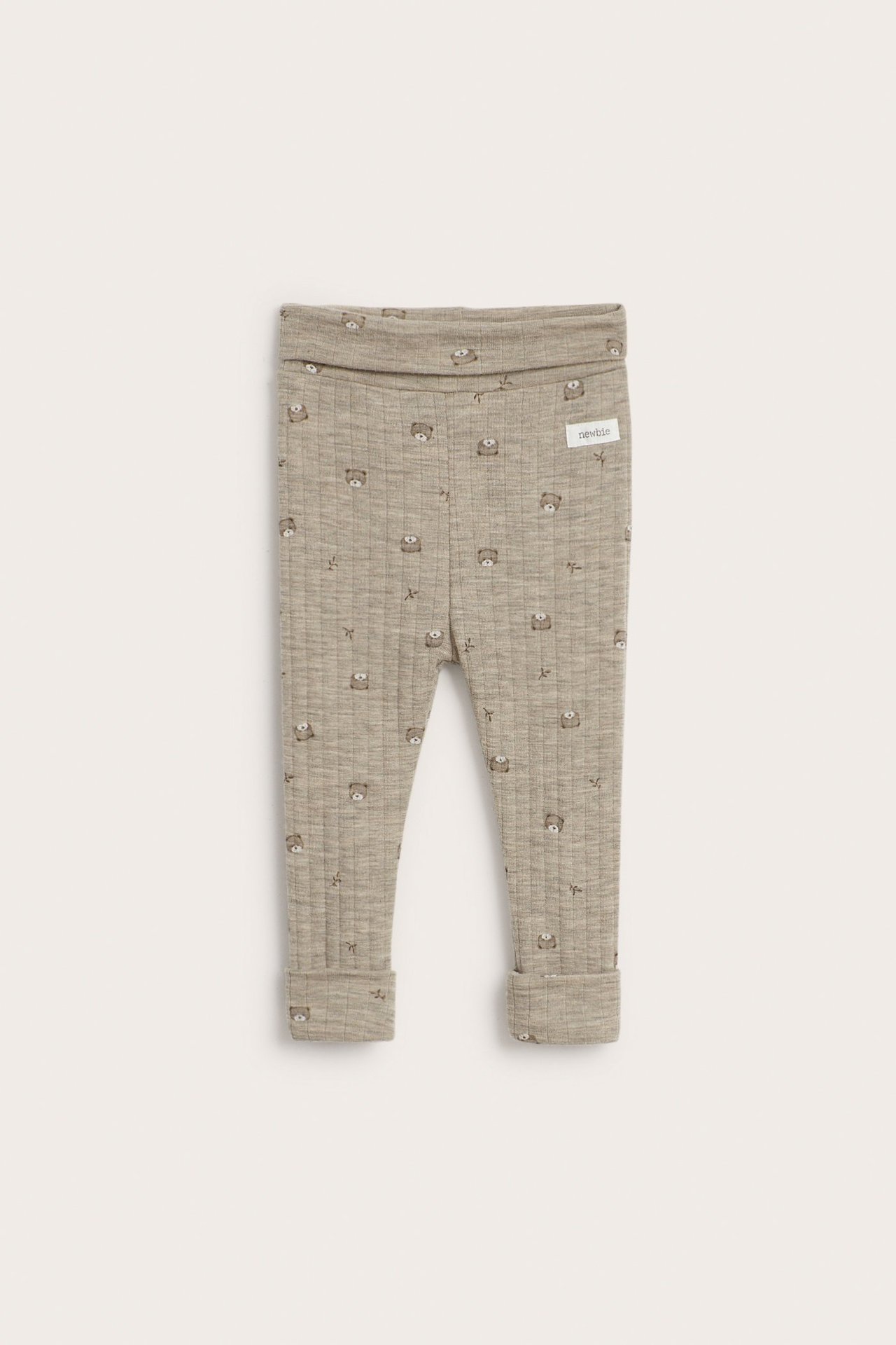Vorderansicht beigemelierter gerippter Baby-Wollleggings mit Teddybärmuster und umklappbaren Bund- und Beinabschlüssen.