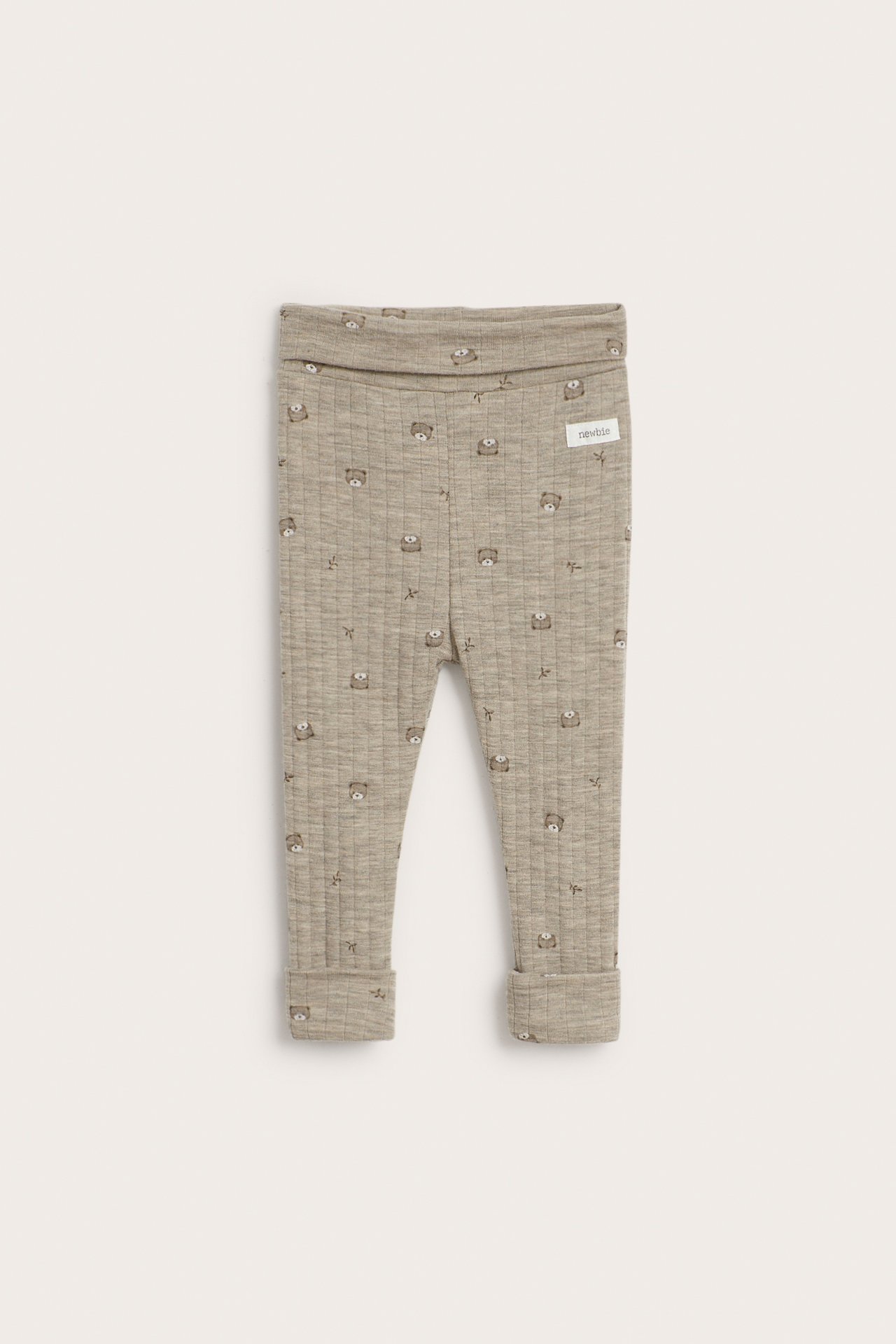 Vorderansicht beiger gerippter Babyhose mit braunem Bärenmuster.