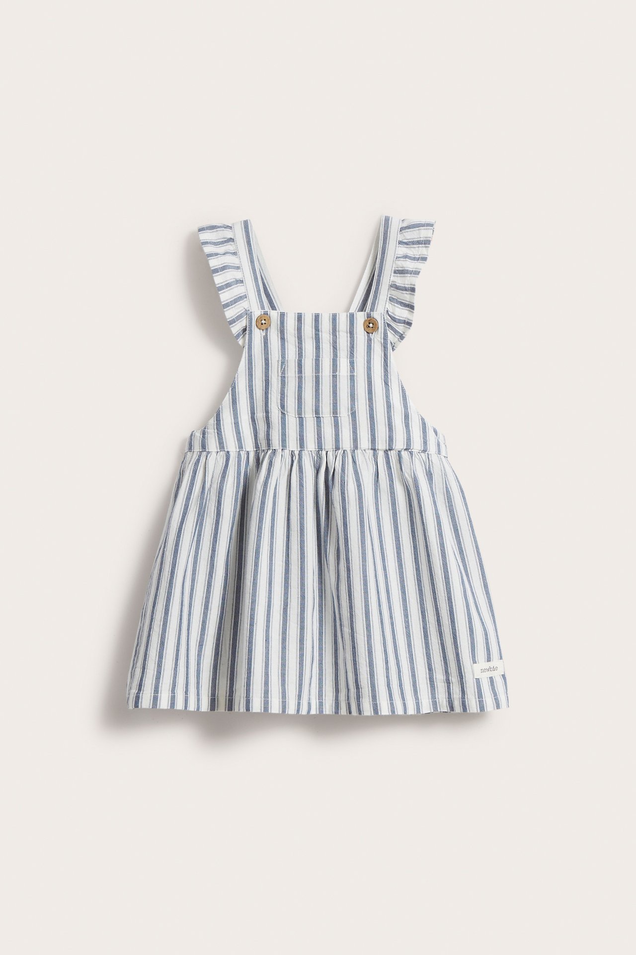 Vorderansicht eines blau-weiß gestreiften Baby-Latzkleides mit Rüschen-Trägern und Holzknöpfen.