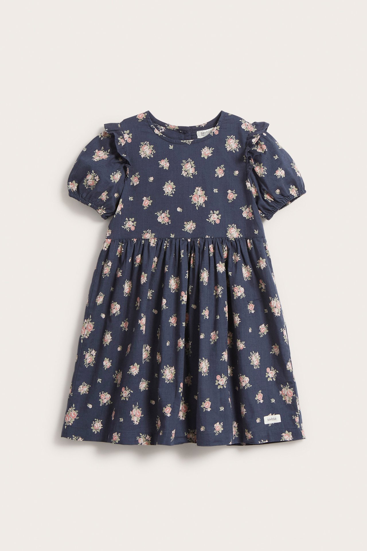 Vorderansicht: Dunkelblaues Kinder-Blumenkleid aus Baumwolle mit Puffärmeln und Schulterrüschen.