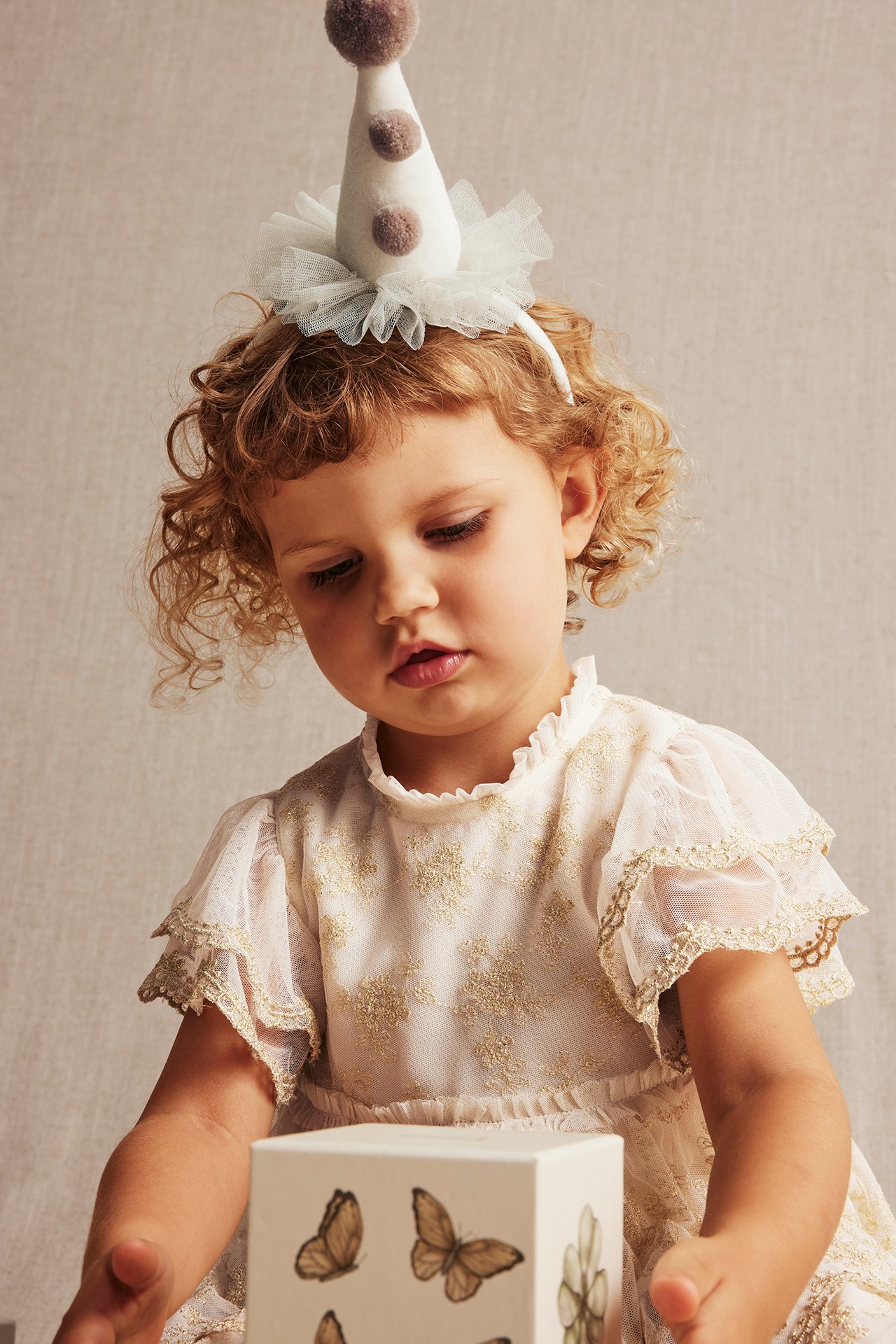 Pearl-colored headband with clown hat