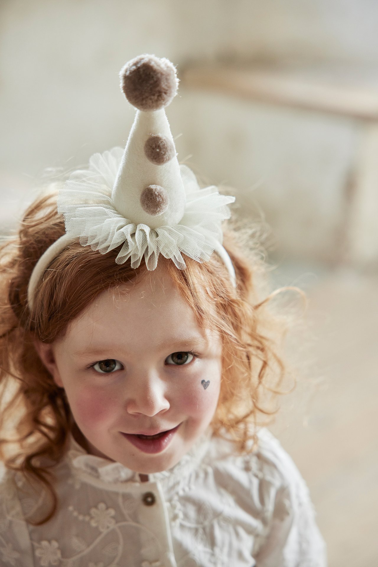 Pearl-colored headband with clown hat