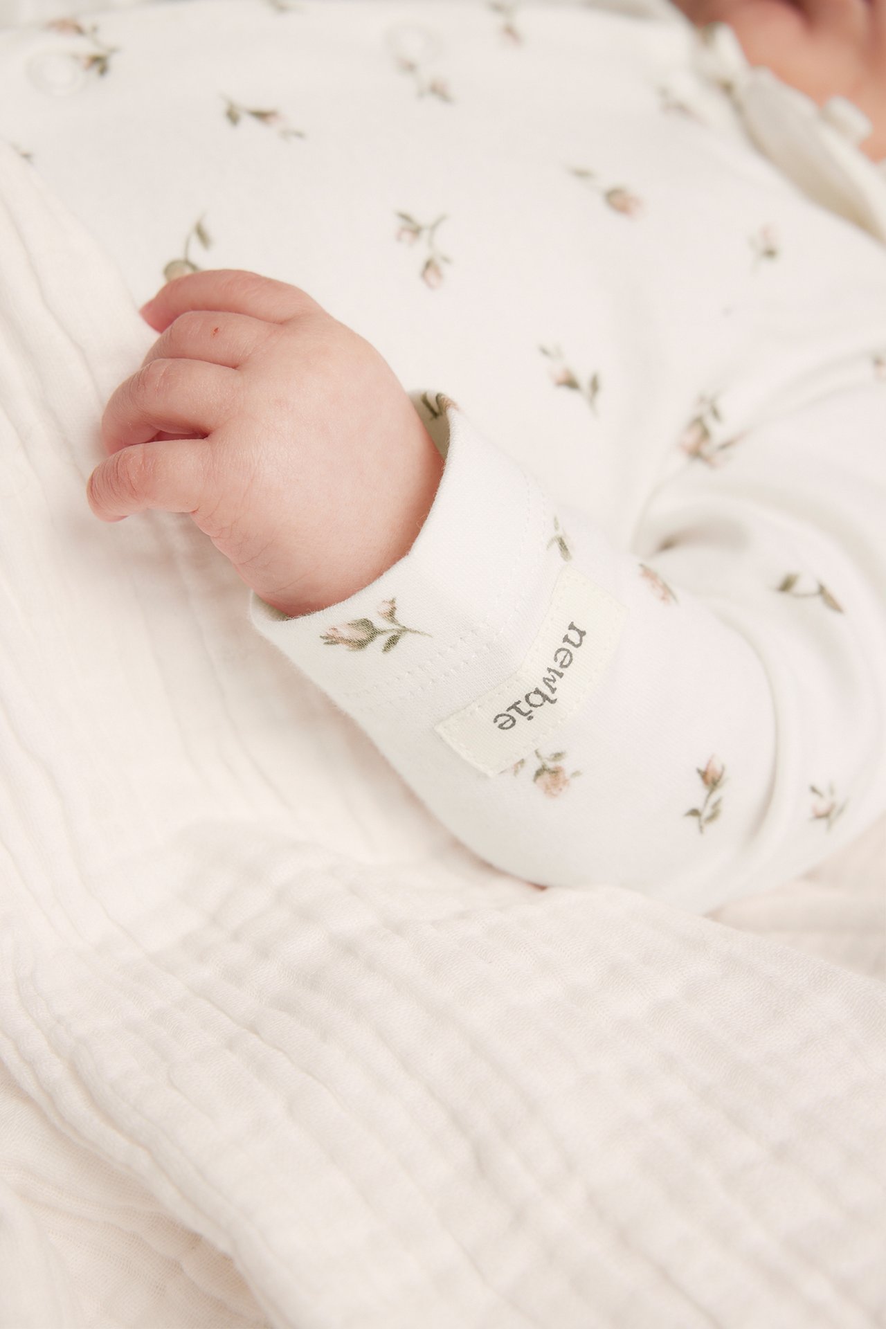 Rose pattern sleepsuit - Off-white - 6