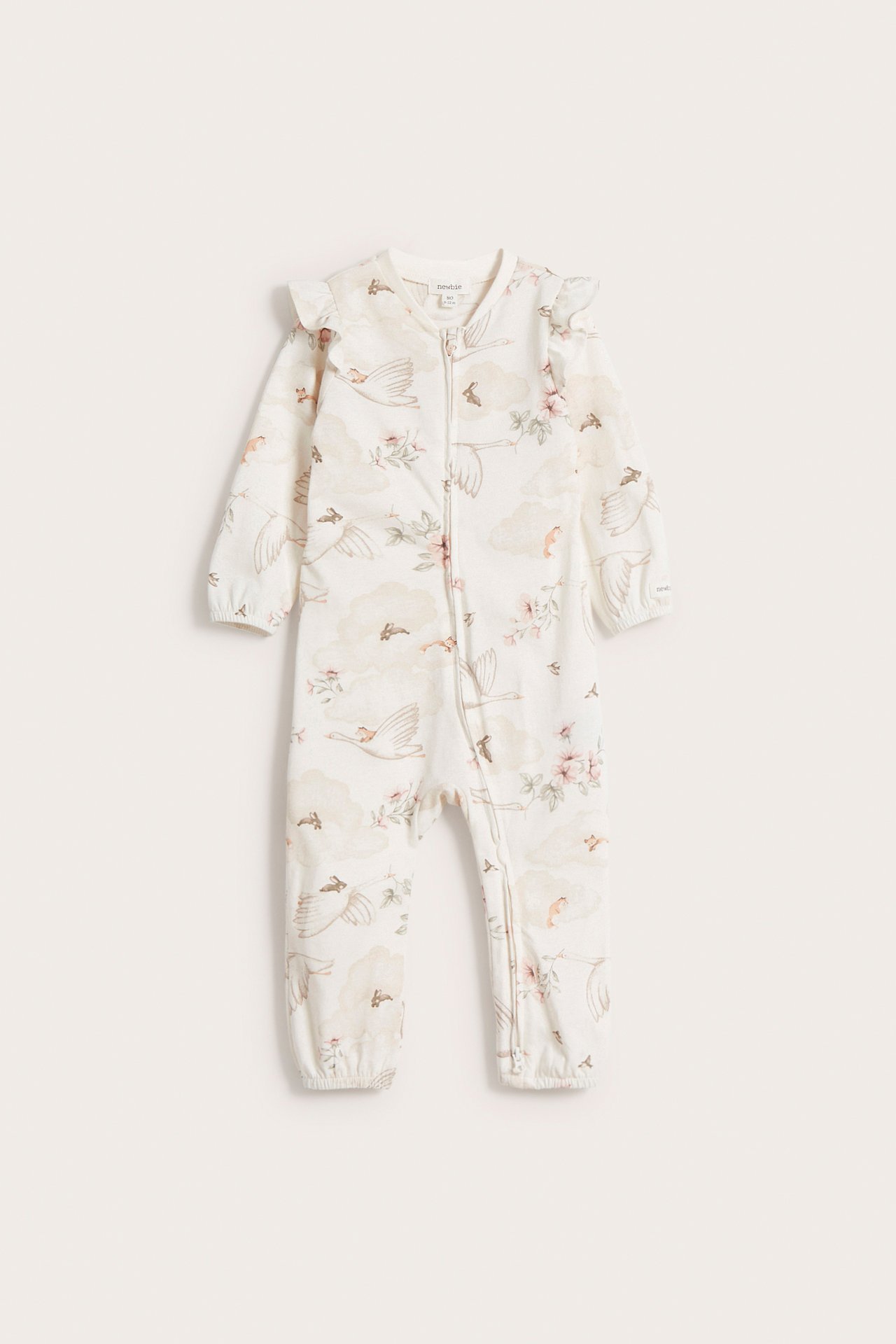 Vorderansicht: Offwhite Baby-Baumwollpyjama mit Schulterrüschen, Zwei-Wege-Reißverschluss und Vogel-Blumen-Muster.