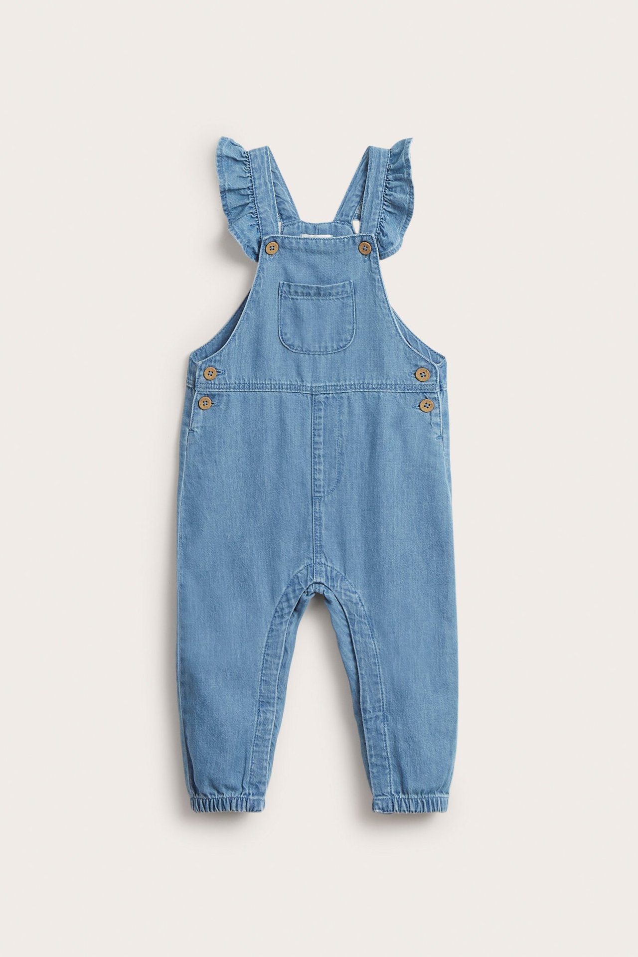 Vorderansicht: Hellblaue Baby-Jeanslatzhose mit Rüschen-Trägern, Holzknöpfen und elastischen Bündchen.
