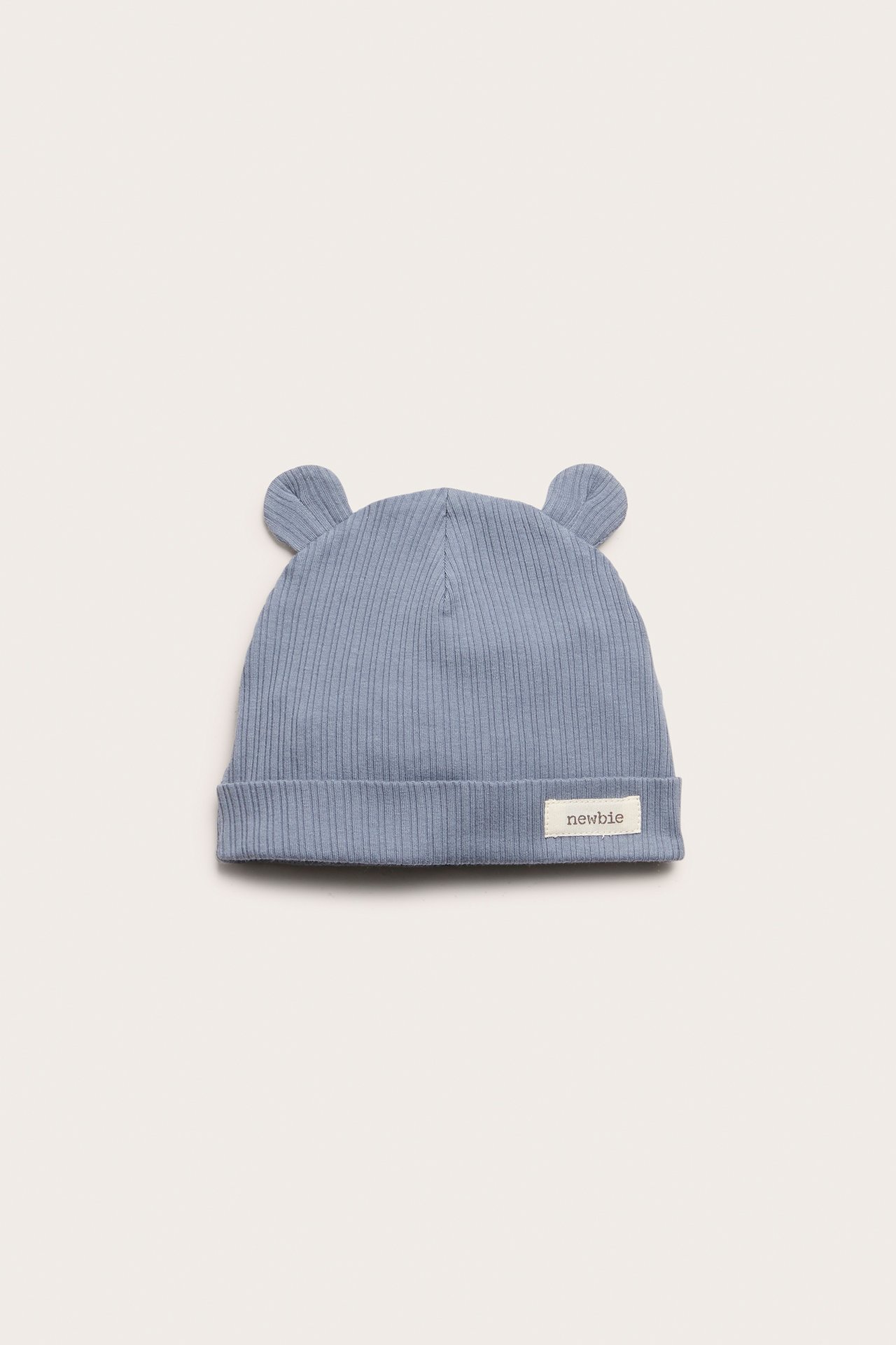 Vorderansicht einer hellblauen gerippten Baumwollmütze für Babys mit kleinen Ohren und Umschlag.